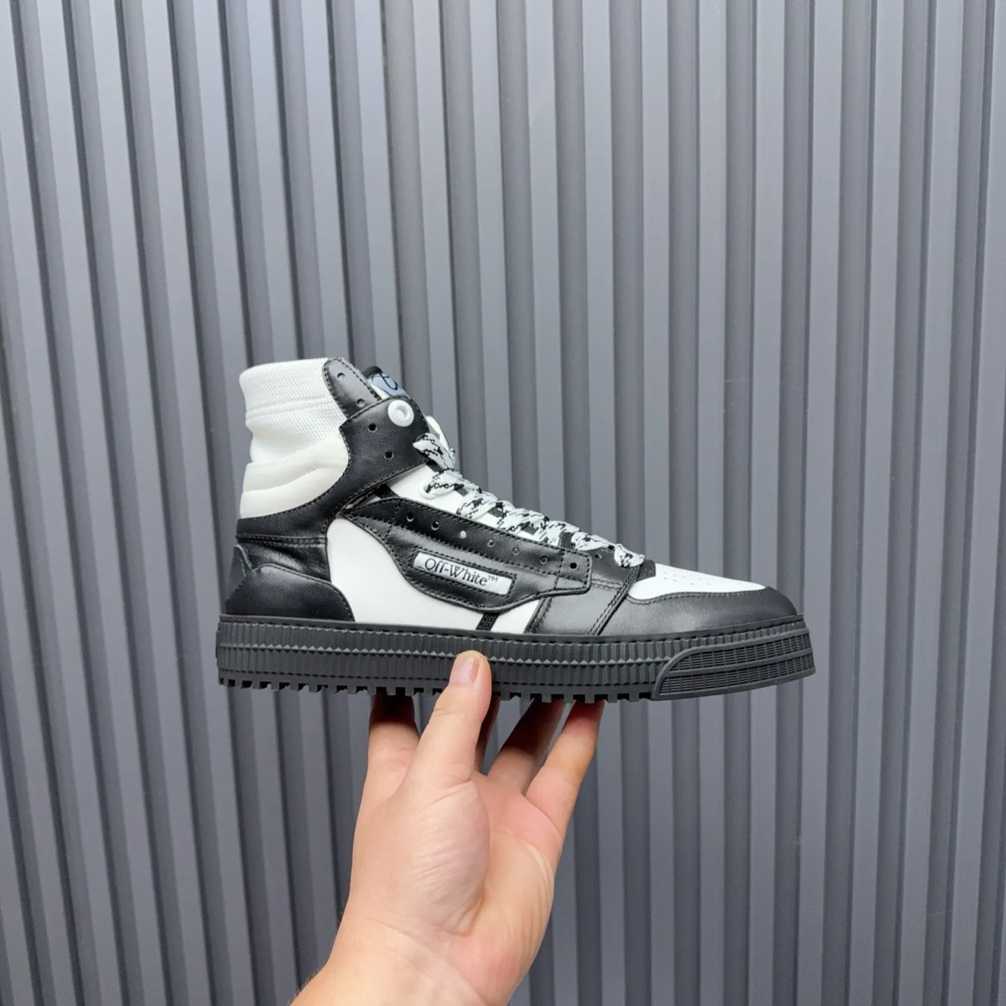 Men's shoes💰740 OFF WHITE ⚡️Couple style⚡️The latest spring style street casual shoes, released with the highest quality version on the market👊Series original mold opening, original lasting, production technology 1:1 original version➰🔜The best choice for more and more celebrities and Internet celebrities🔸In the classics Changes in the code🔸Innovate in the trend🔸Strive to break away from the shackles of bad street design🔝Although he is not the originator of fashion design, he is definitely a shining dark horse in avant-garde design🐴🆙Do not follow the trend🔅Not universal beauty🔅 Fabric💯First-layer cowhide Lining💯Imported skin-friendly and environmentally friendly polyester mesh Foot pads💯Original molded high-elastic environmentally friendly molding pads Midsole💯Made with original last-last technology Outsole💯Rubber outsole Packaging💯Official website synchronizes full set of packaging (brand wrapping paper, brand certificate, brand cloth bag) Code numbers 35-44, 45 46 Customized
